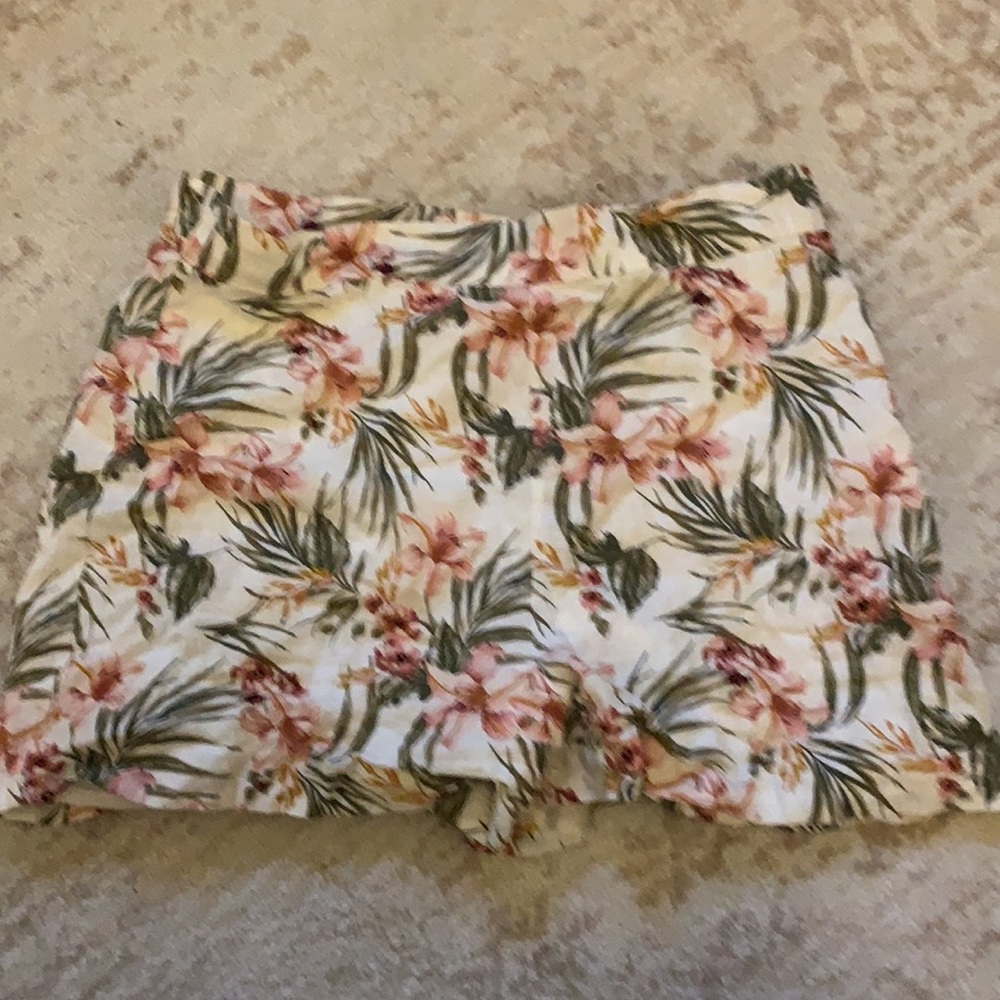 High waisted shorts and crop top floral two piece - Picture 6 of 9